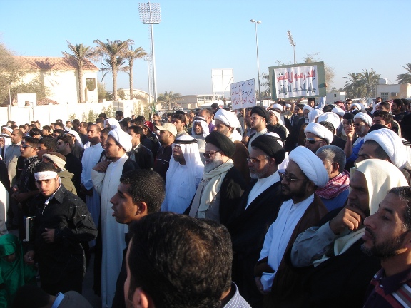 الآلاف يشاركون في مسيرة لبيك يا رسول الله