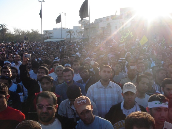 الآلاف يشاركون في مسيرة لبيك يا رسول الله